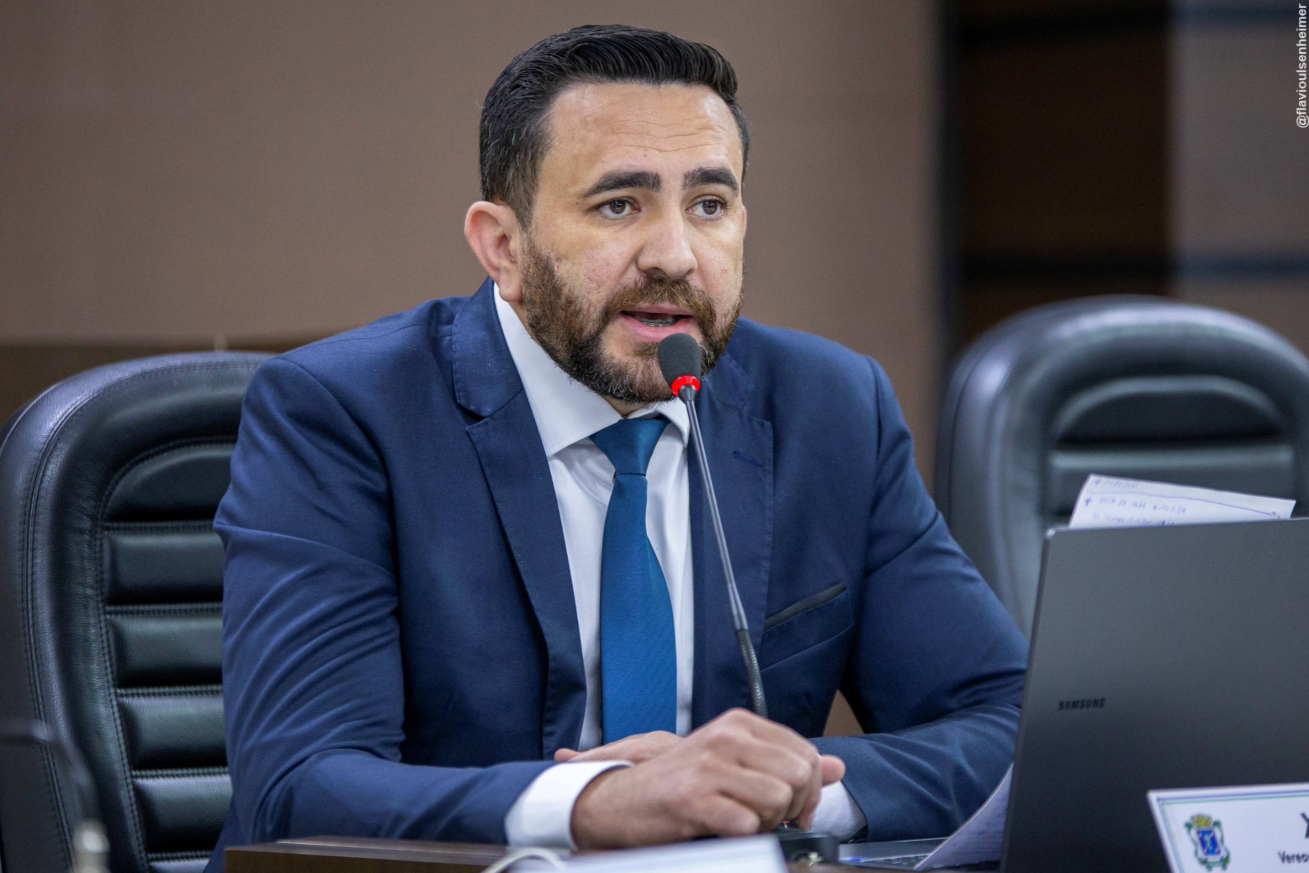 Carlos Xavier e o Labirinto das Contas Desaprovadas