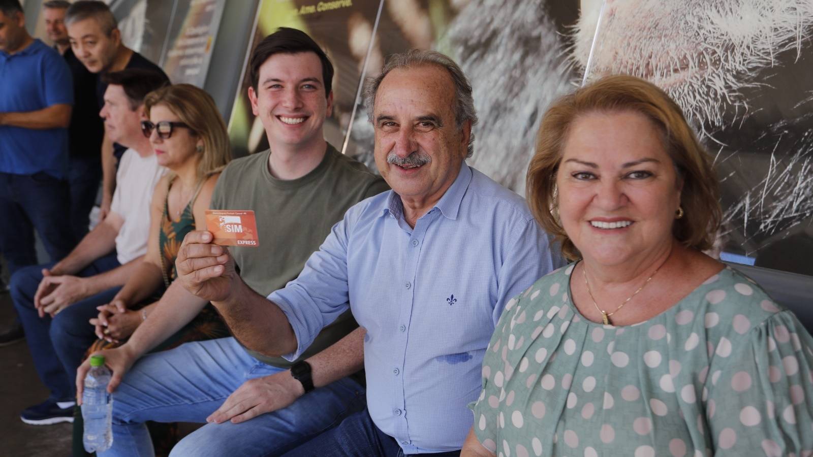 Domingo dos Sorrisos Forçados: A Tour do Prefeito e o Vice