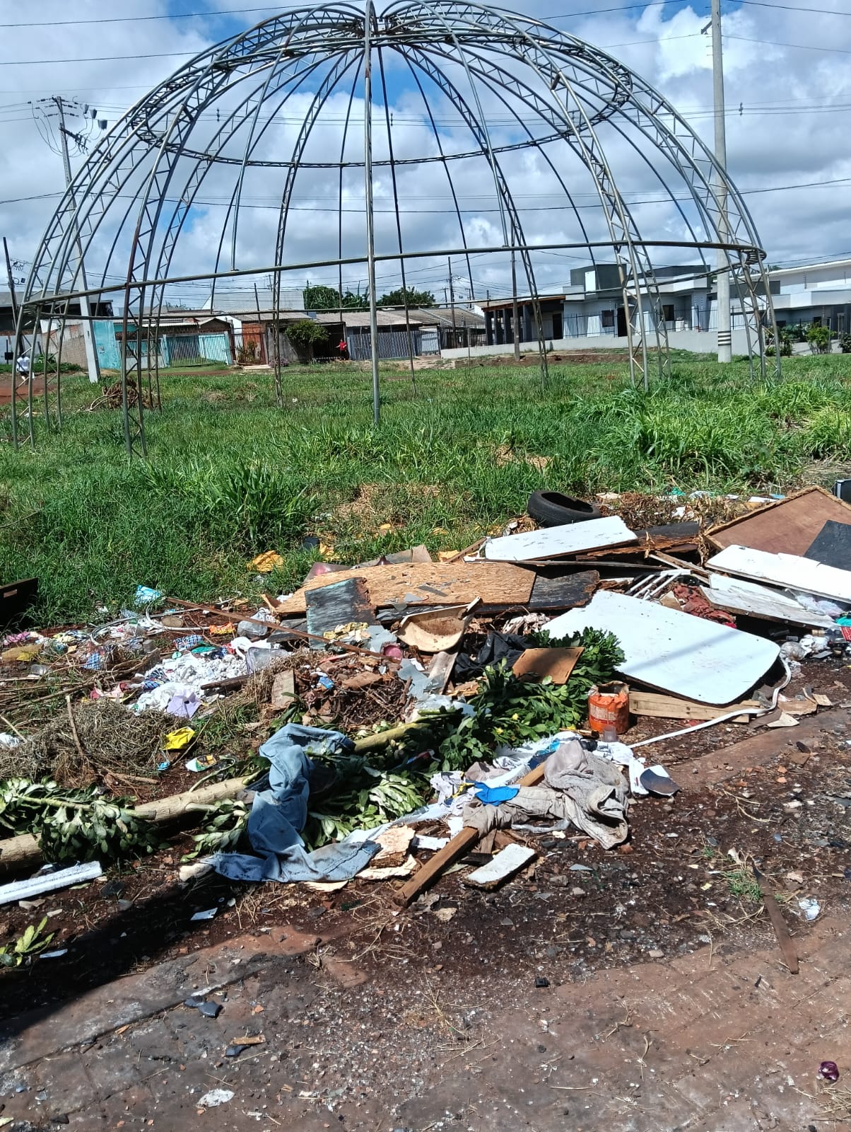 Cascavel: Onde o Lixo Se Multiplica e os Políticos Desaparecem