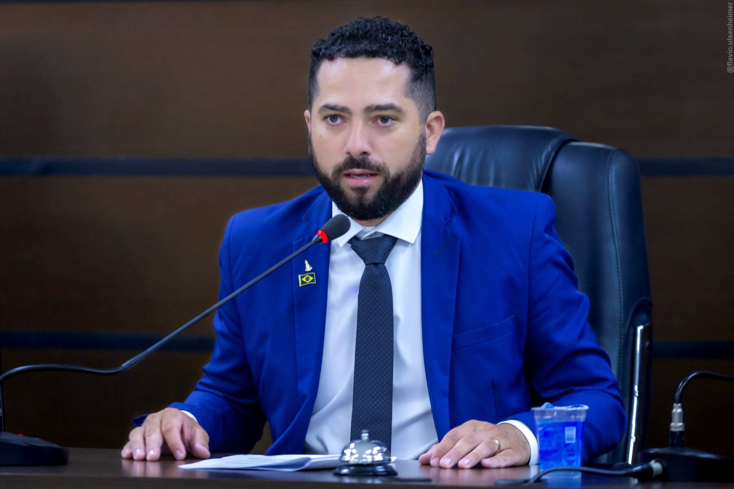 Tiago Almeida: E Aí, Vai Pagar os Impostos Quando?
