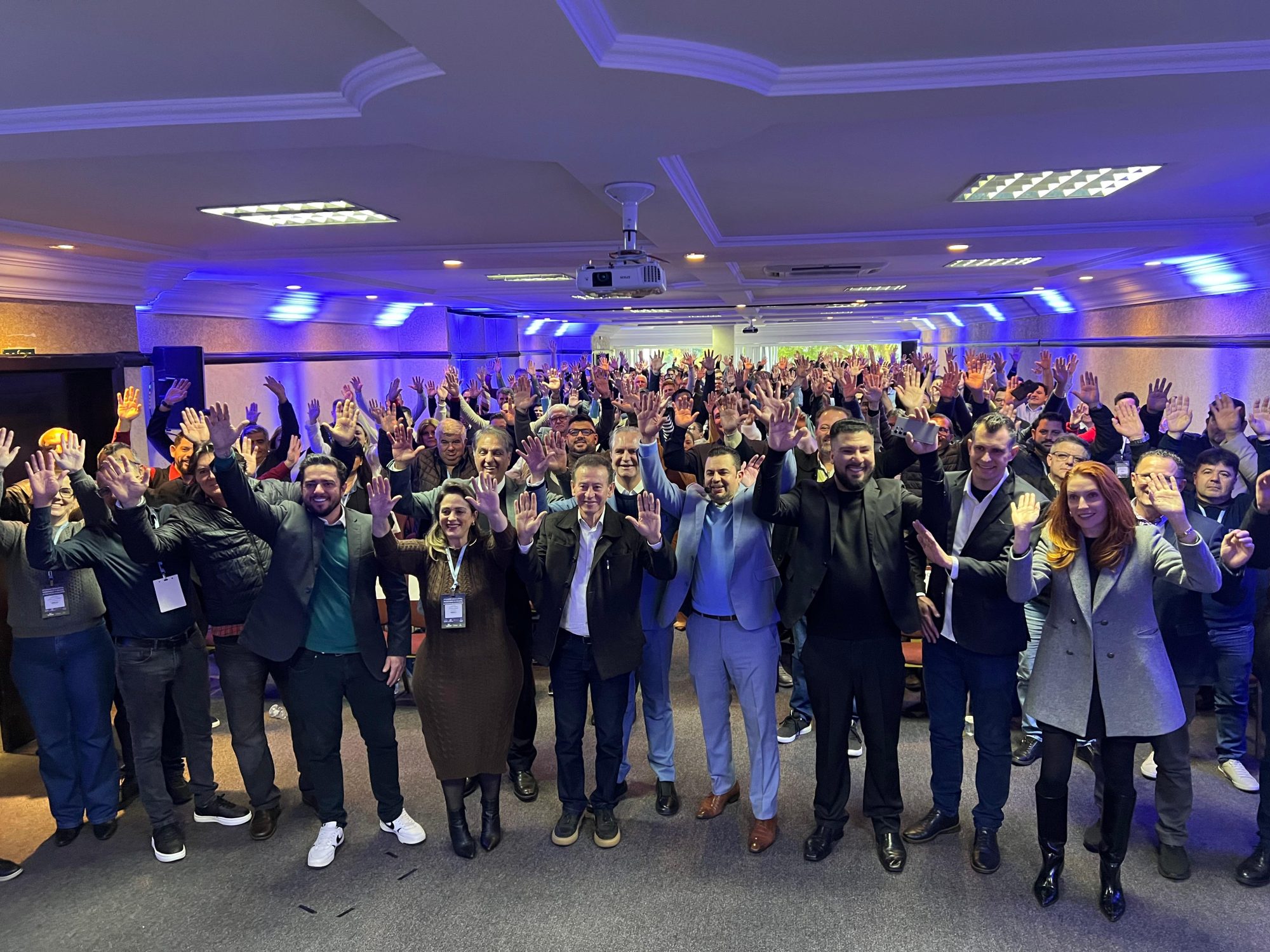 Edson Souza, presidente da Acamop, lidera um encontro histórico com vereadores em Curitiba