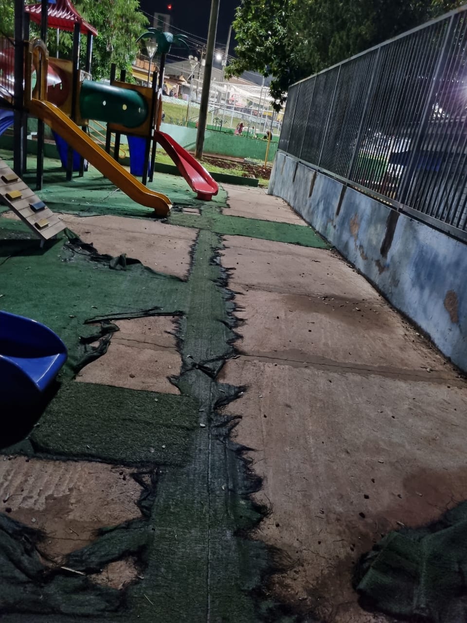 Parquinho Abandonado: A Realidade Ignorada do Bairro Floresta! Cadê os Vereadores e o Prefeito?