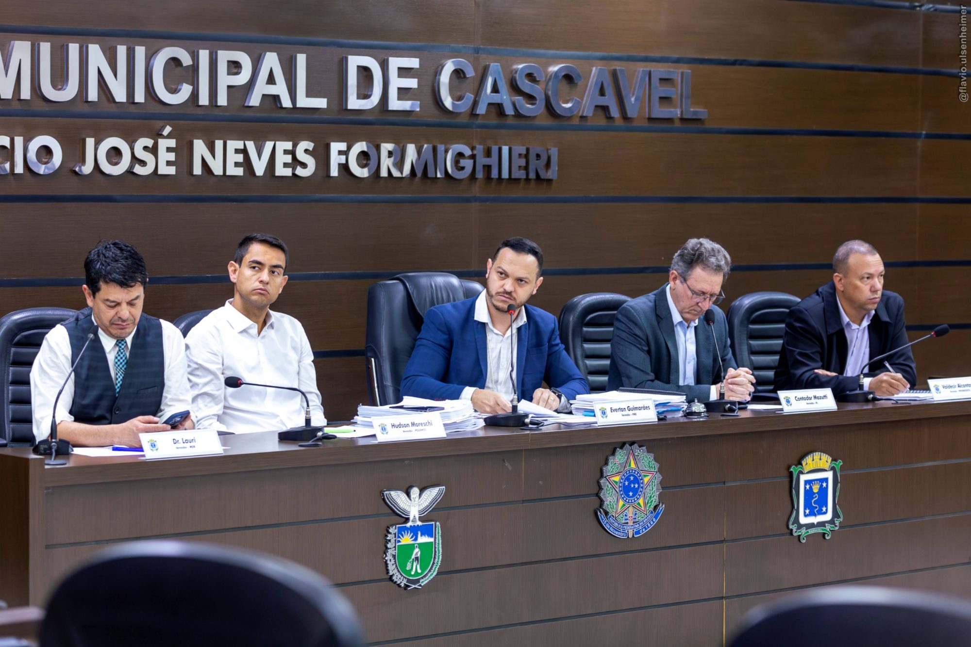 Vereadores Acovardados: A Impunidade que Permite Leonaldo Paranhos Escapar da Justiça
