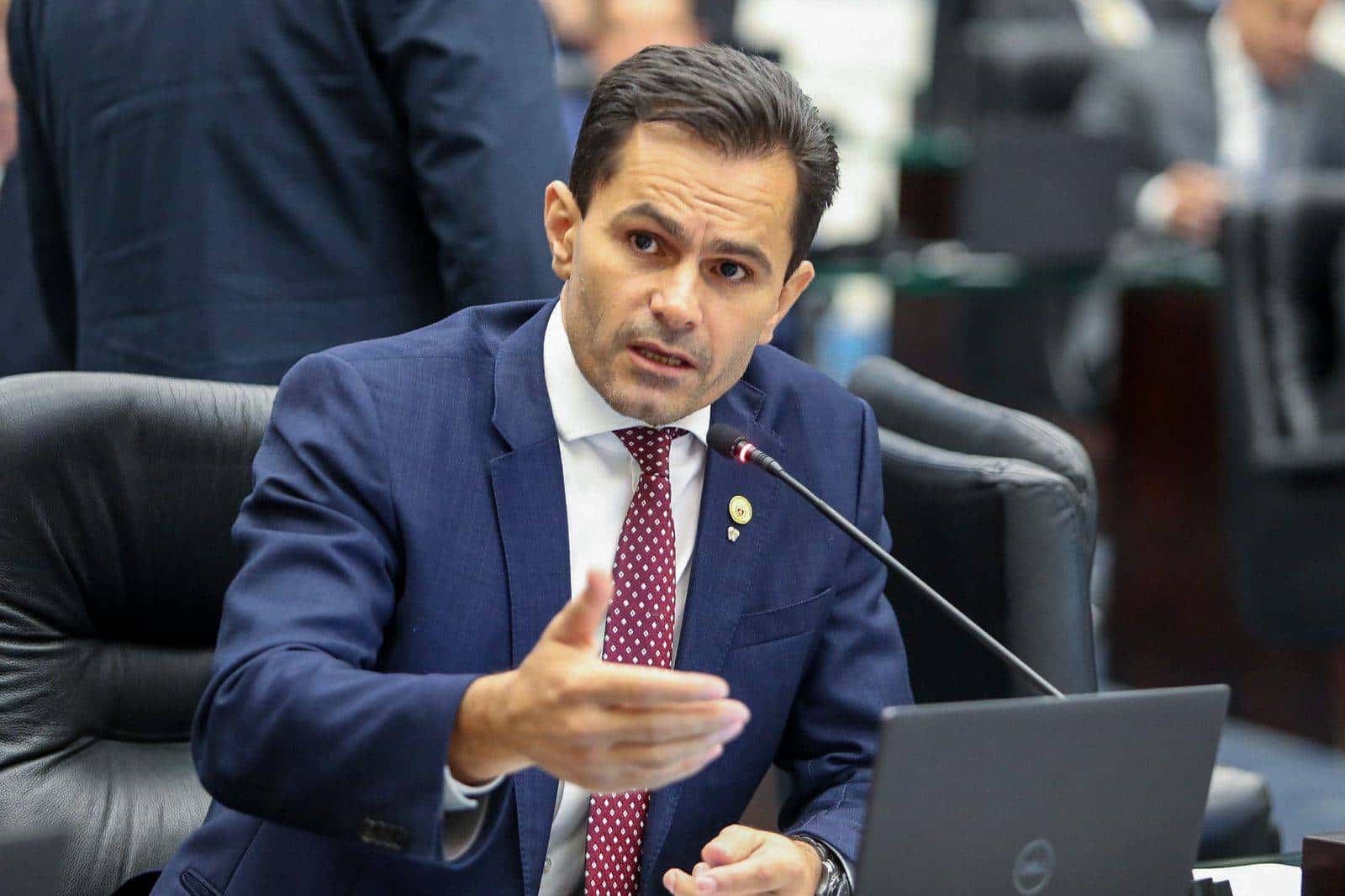 A Falta de Sensibilidade do Deputado  Marcio Pacheco no Caso de Abuso do Padre em Cascavel