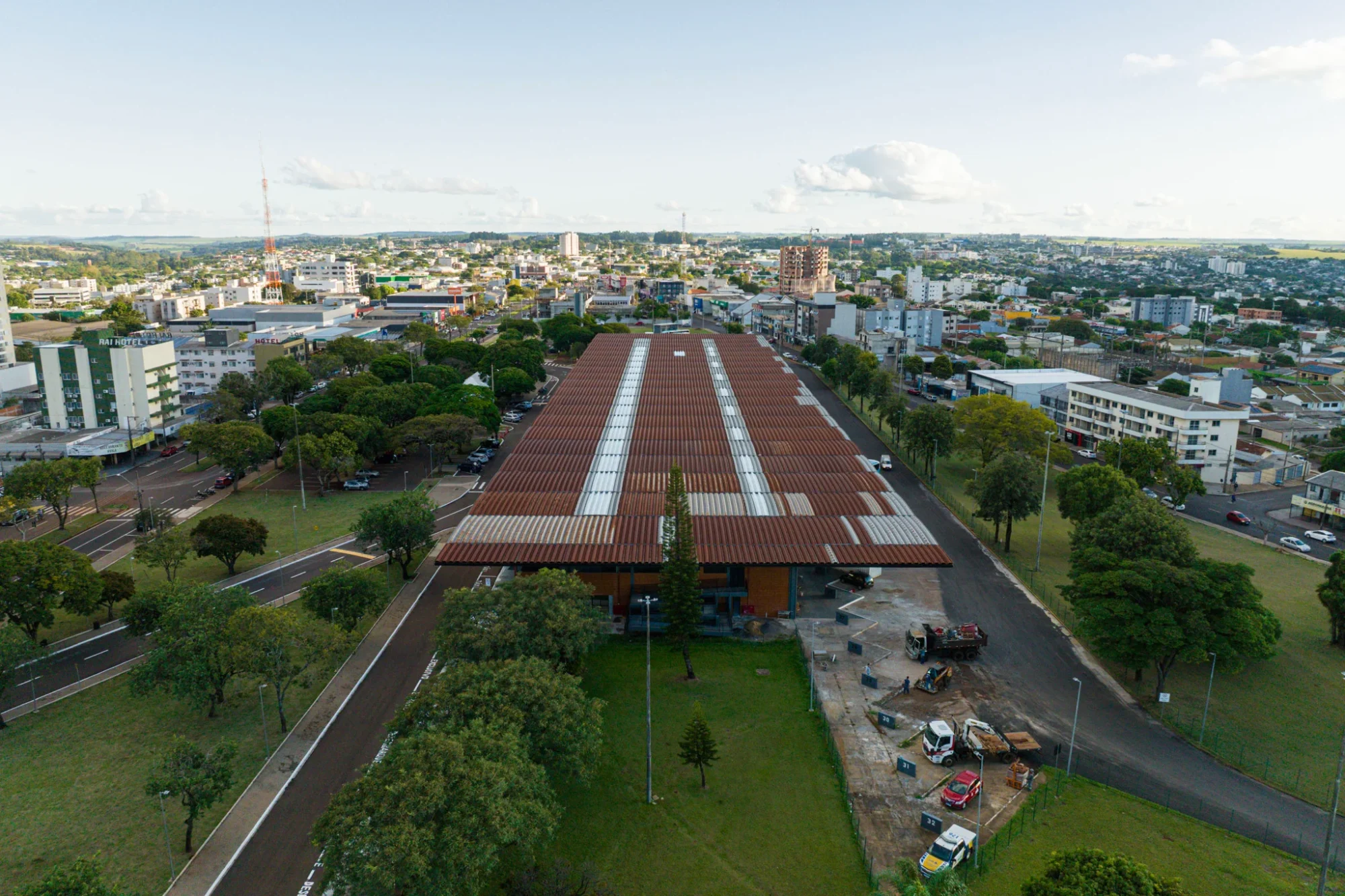Rodoviária de Cascavel: obras continuam, piso e teto de 40 anos ficam e festa de poucas horas custa R$ 42 mil ao contribuinte