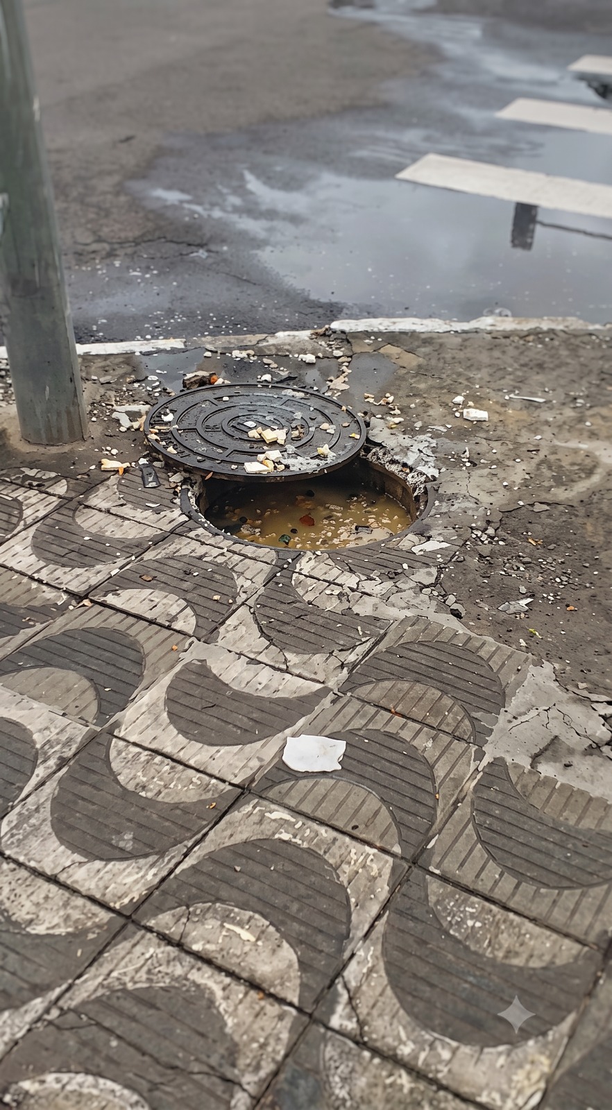 Bueiro danificado no Centro de Cascavel gera riscos a pedestres e preocupação de comerciantes