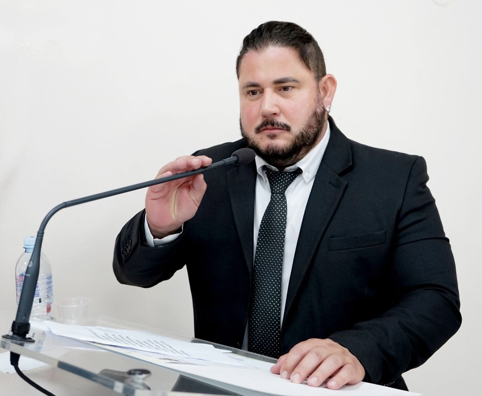Apelidos, montagens e ataques a “menininha investigadora”: condutas de vereador de Guaraniaçu nas redes podem configurar crime