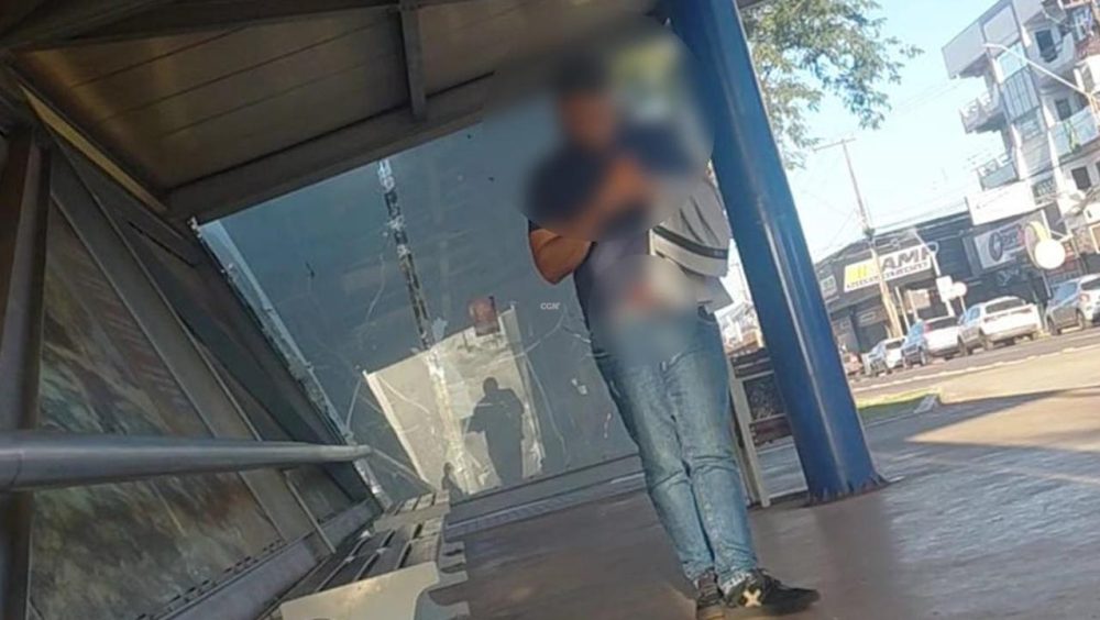 Homem é flagrado exibindo as partes íntimas em ponto de ônibus na Avenida Brasil, em Cascavel