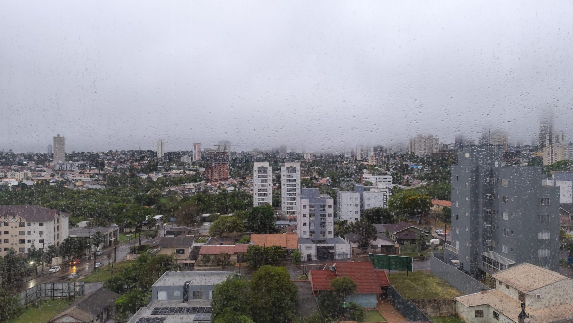 Alerta de vendaval segue nesta segunda-feira no Paraná; frente fria traz temporais e frio na sequência