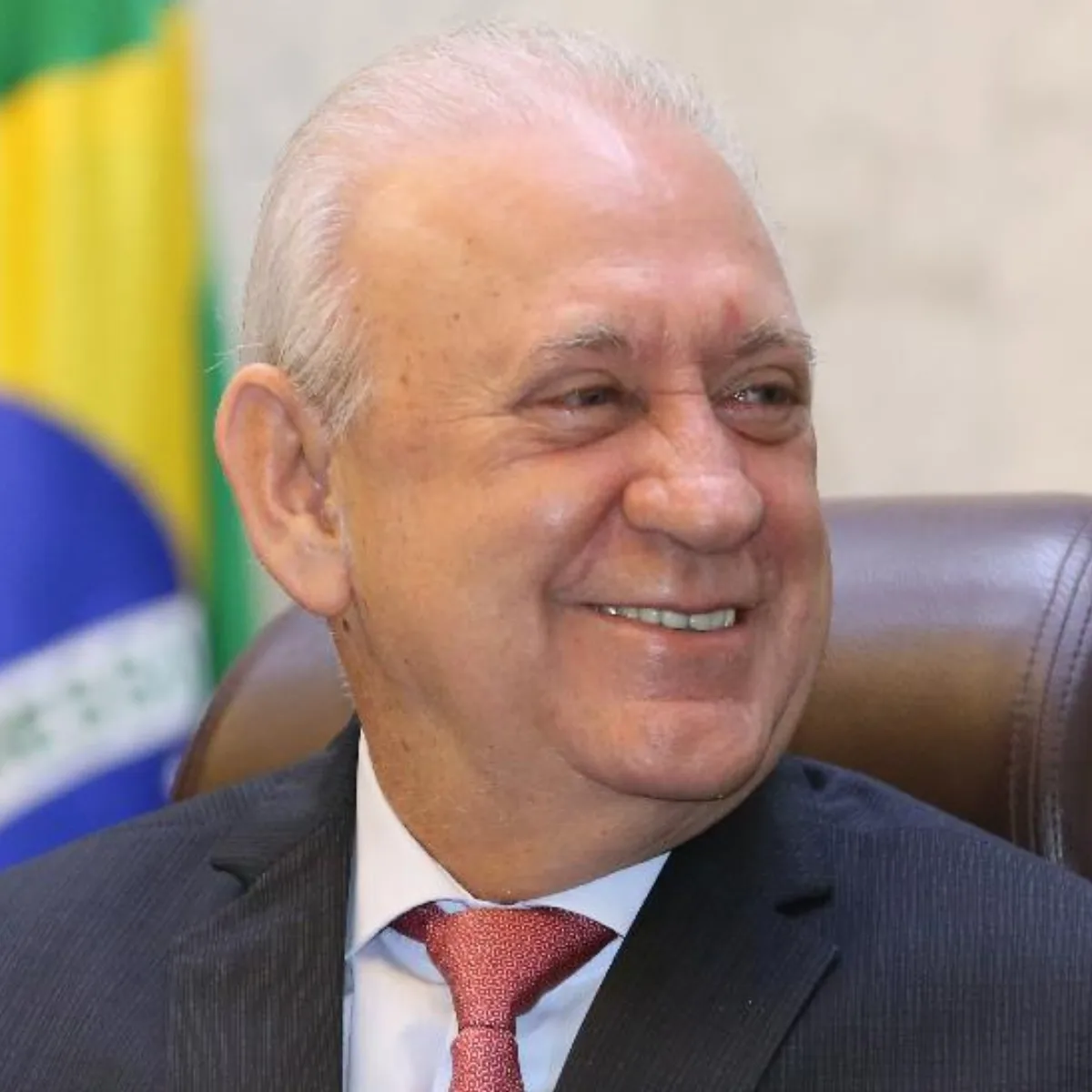 “É mais fácil receber dos fornecedores de flor, do cafezinho, do que de vocês”: empresário relatou pressão de Traiano por propina na Alep
